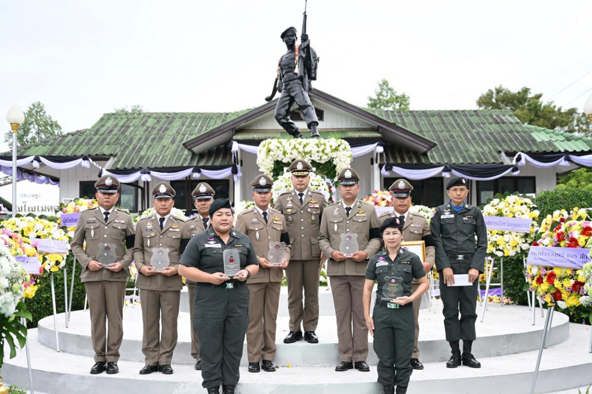 วันที่ 19 พ.ย. 68 พล.ต.ต.พงพิพัฒน์ ศิริพรวิวัฒน์ รอง ผบช.ตชด. เป็นประธานในพิธีวางพวงมาลา ณ อนุสรณ์สถานวีรชนนักรบกล้า เนื่องในวันคล้ายวันสถาปนาค่ายเสนีย์รณยุทธ ครบรอบปีที่ 72