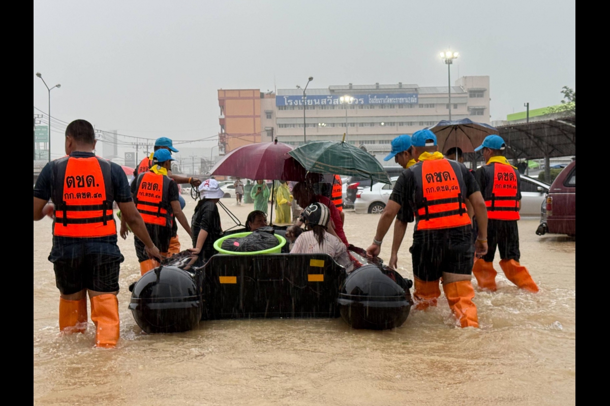 วันที่ 24 พ.ย. 68 กำลังพลจิตอาสา กก.ตชด.43 นำเรือยางลงพื้นที่ชุมชนหลังบิ๊กซีหาดใหญ่ ต.คลองแห อ.หาดใหญ่ จ.สงขลา ลงช่วยเหลือผู้ประสบอุทกภัย เคลื่อนย้ายประชาชนสู่พื้นที่ปลอดภัย