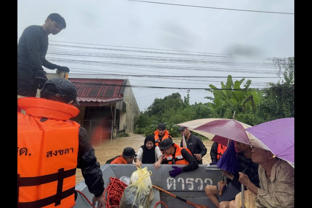 วันที่ 24 พ.ย. 68 ตำรวจจิตอาสา ร้อย ตชด. 437 ออกช่วยเหลือประชาชนผู้ประสบภัยน้ำท่วมในพื้นที่ อ.สะเดา จ.สงขลา หลังได้รับแจ้งมีประชาชนติดอยู่ภายในบ้านจากระดับน้ำที่เพิ่มสูงและเชี่ยวกราก