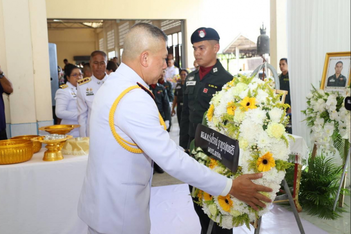 วันที่ 17 มี.ค.69 พล.ต.ท.รุ่งโรจน์ ฐากูรปุณยสิริ ผบช.ตชด. พร้อมด้วย พล.ต.ต.ปกปภพ บดีพิทักษ์ รอง ผบช.ตชด. ร่วมพิธีรดน้ำศพ ส.ต.อ.วราเทพ ศรีสุวรรณชนะ ผบ.หมู่ กก.ตชด.43 ชุดปฏิบัติการพิเศษซิงก้า (SINGA) ซึ่งถูกยิงได้รับบาดเจ็บสาหัสและเสียชีวิตในเวลาต่อมา 