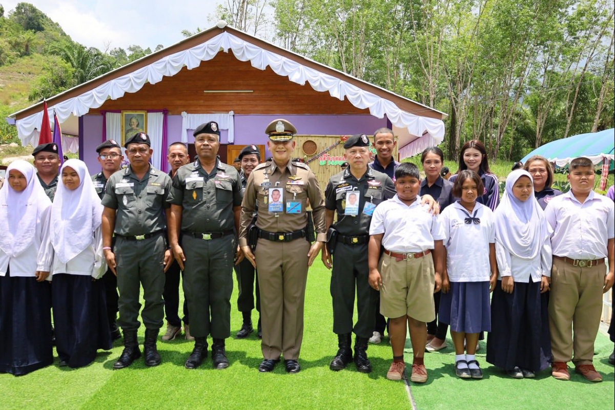 วันที่ 9 เม.ย.69 พลตำรวจเอก กิตติ์รัฐ พันธุ์เพ็ชร์ ผู้บัญชาการตำรวจแห่งชาติ (ผบ.ตร.) เป็นประธานในพิธีส่งมอบบ้านให้แก่ครอบครัวเด็กหญิง กนกนุช ชุมช่วย นักเรียนโรงเรียนตำรวจตระเวนชายแดนบ้านส้านแดง ซึ่งได้รับความเสียหายจากเหตุพิบัติดินโคลนถล่มและอุทกภัยในพื้น